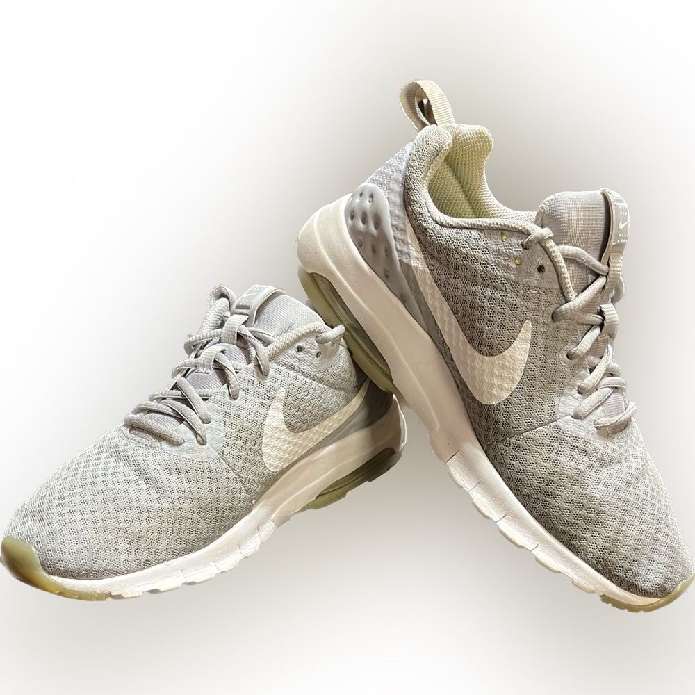 Nike Air Max Motion Women’s Athletic Running Shoes Size 8 Women’s light gray